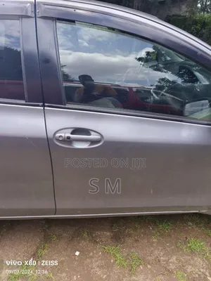 Toyota Yaris Base Sedan 4dr 2010 Silver