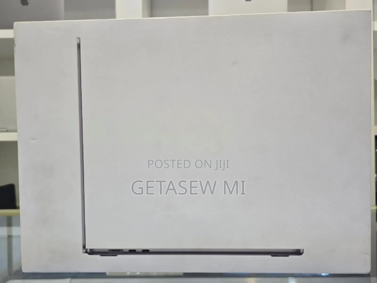 New Apple MacBook Air 2024 M3 13-Inch 8GB Apple M3 Pro SSD 256GB