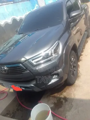 Photo - Toyota Hilux 2021 Gray