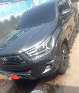 Photo - Toyota Hilux 2021 Gray