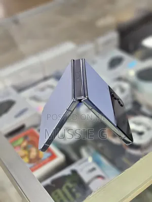 Photo - Samsung Galaxy Z Flip4 128 GB Blue