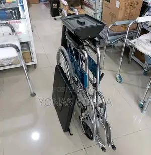 Commode in This 2-in-1 Wheelchair