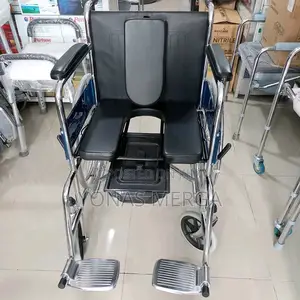 Commode in This 2-in-1 Wheelchair