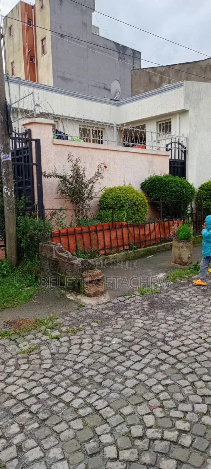 3bdrm House in Ayat Kburdemena,, Bole for sale