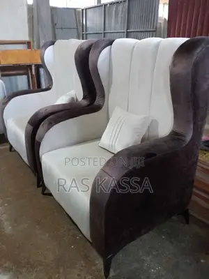 ውብ እና ጠንካራ ሶፋ