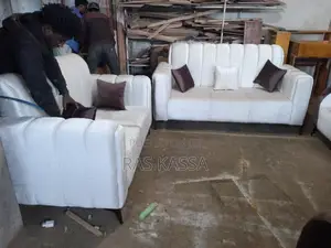 ውብ እና ጠንካራ ሶፋ