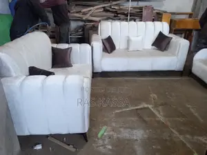 ውብ እና ጠንካራ ሶፋ