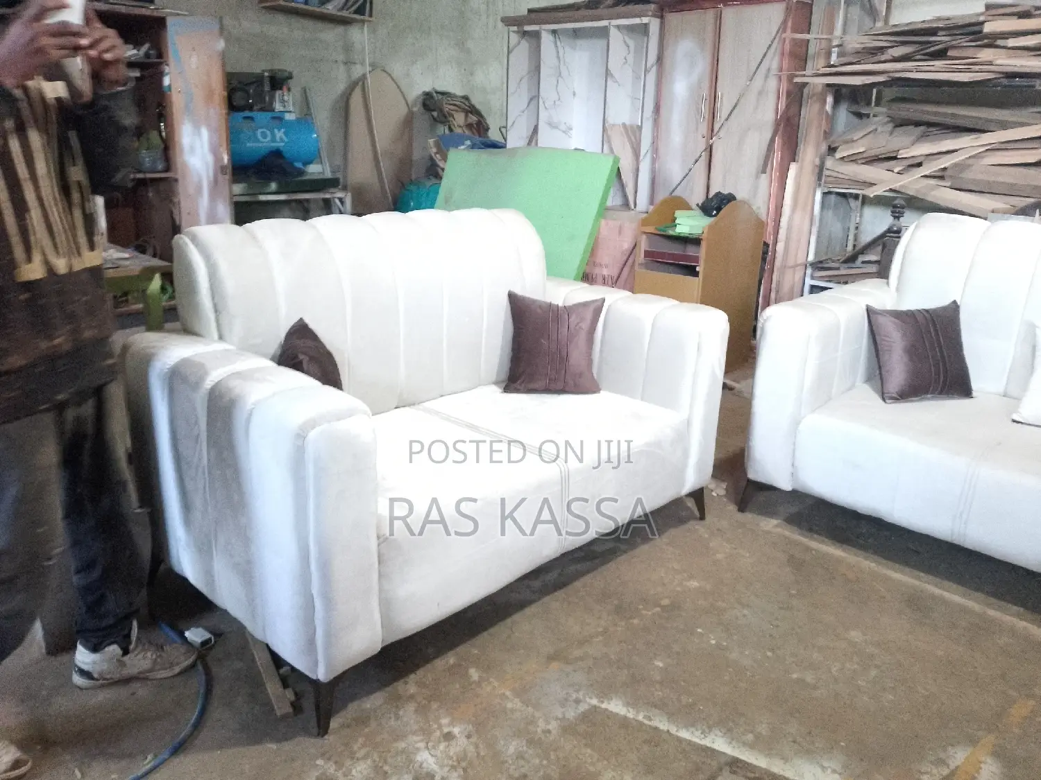 ውብ እና ጠንካራ ሶፋ