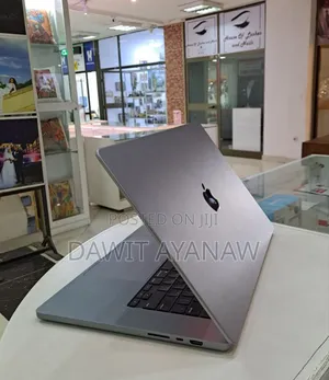 Photo - New Laptop Apple MacBook Pro 2022 M2 32GB Apple M2 SSD 512GB