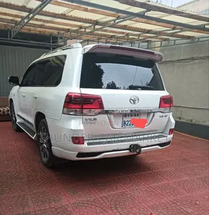 Toyota Land Cruiser 2017 White