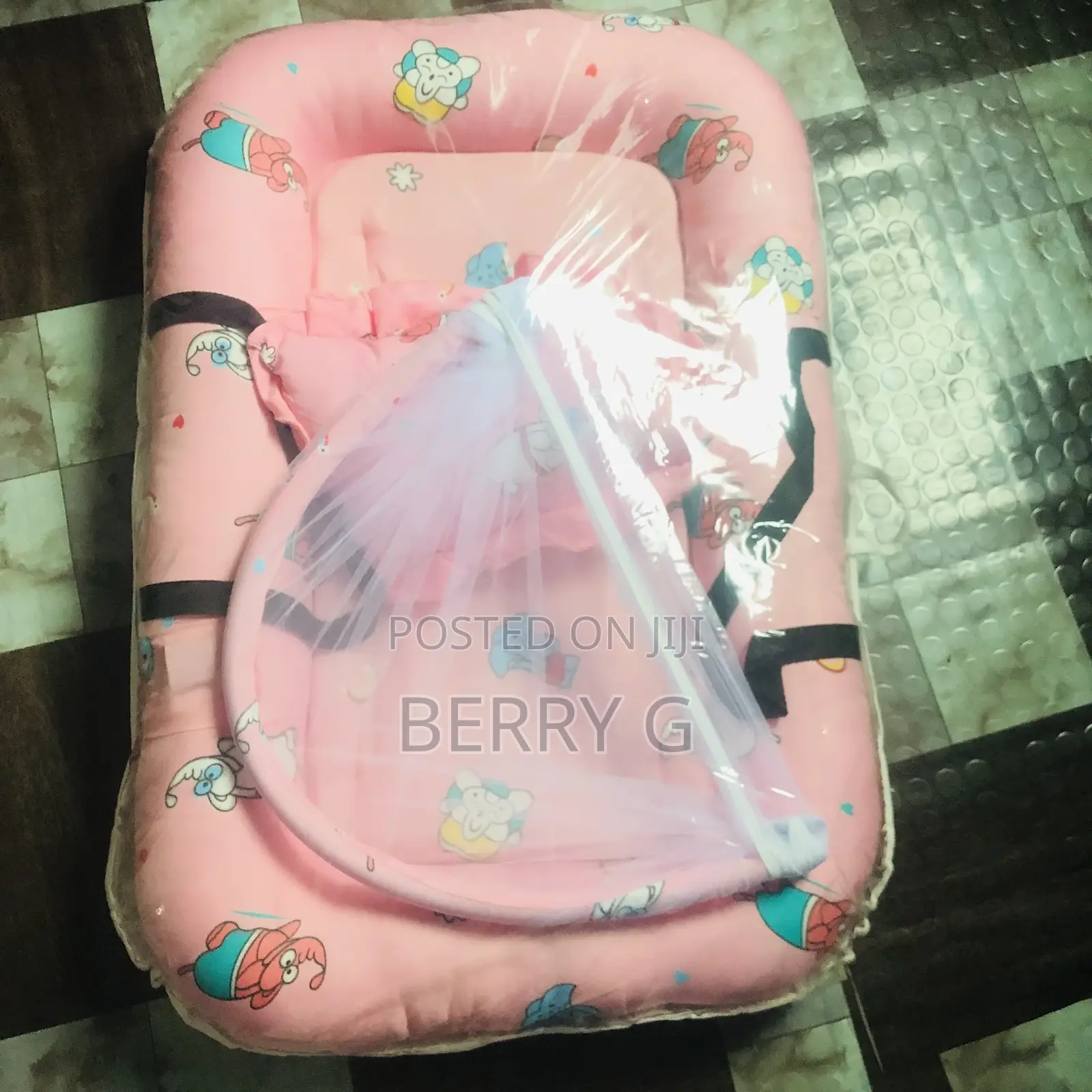 Baby Bed የራሱ ዛንዚራ እና ትራስ ያለዉ