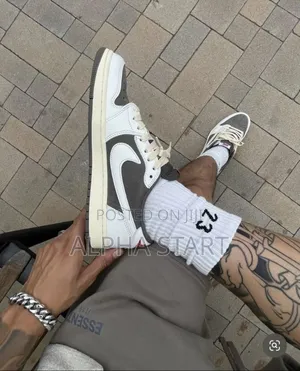 Photo - Nike Air Jordan 1 Retro Low Og Sp Travis Scott