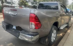 Toyota Hilux 2019 Gold
