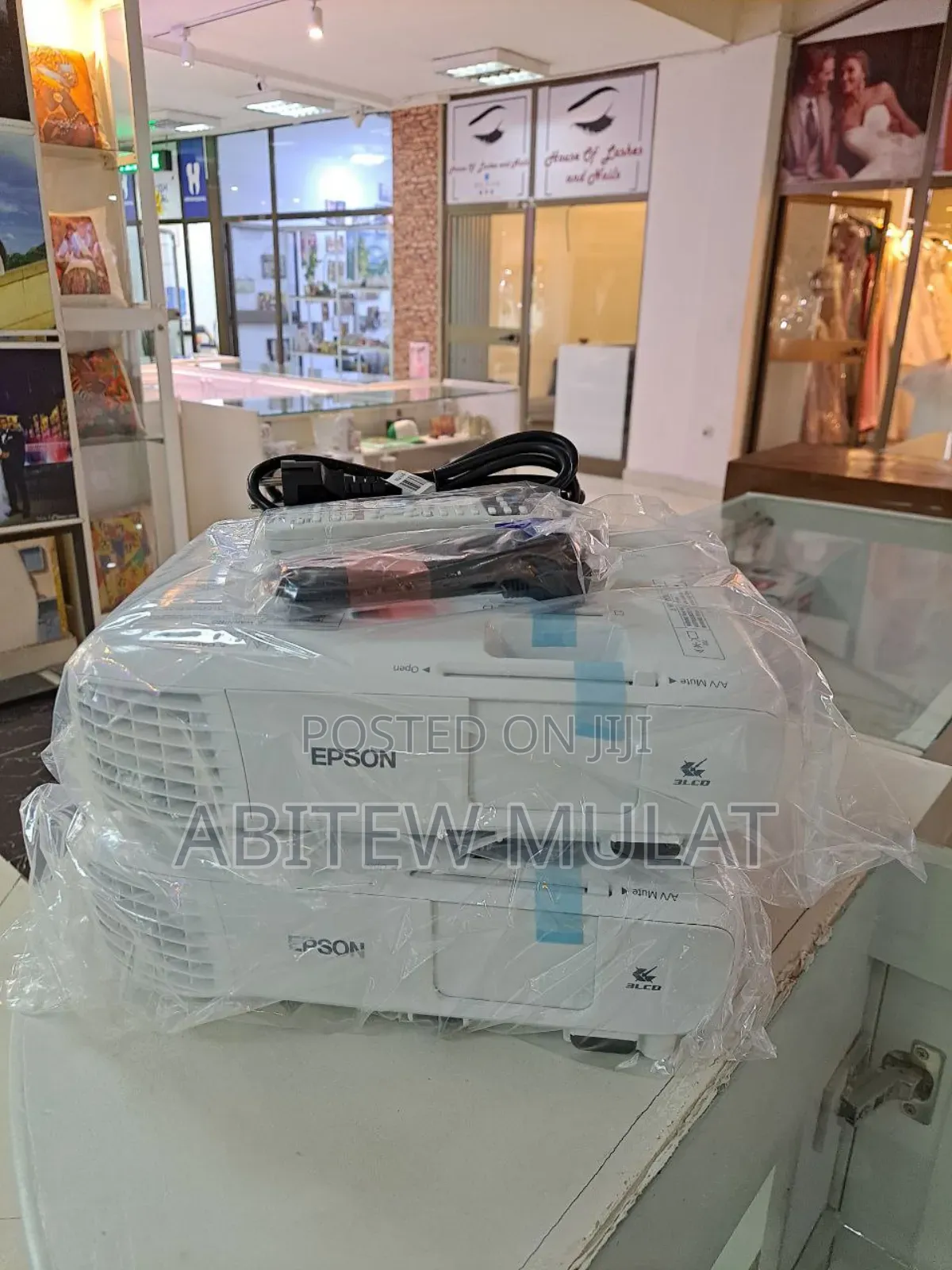 Brand New EPSON Projector
With Manual CD and Cartoon