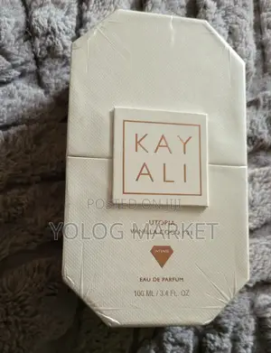 Photo - KAYALI Utopia Vanilla Coco 21