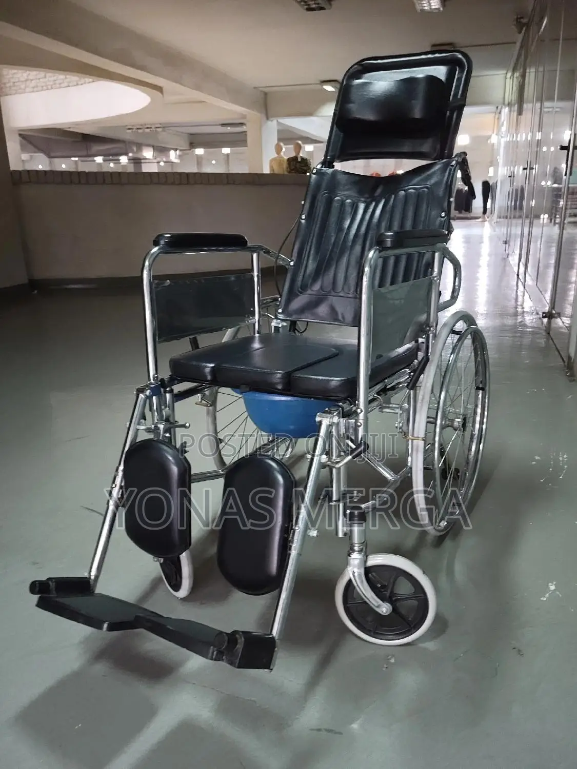 Slightly Used Wheelchair{}ቨርሳታይል/ኮሞድ/Wheelchair፸ኸልዚ ዊልቼር