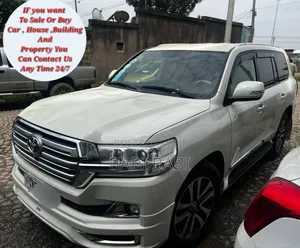 Toyota Land Cruiser 2010 White