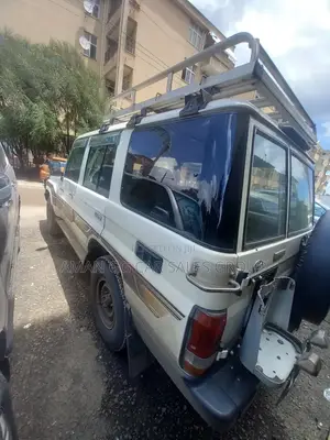 Photo - Toyota Land Cruiser 2016 White