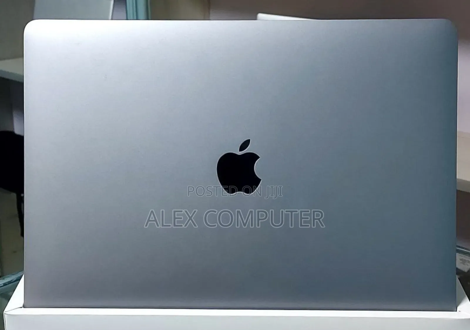 New Laptop Apple MacBook Pro 2020 M1 8GB Apple M1 Pro SSD 256GB