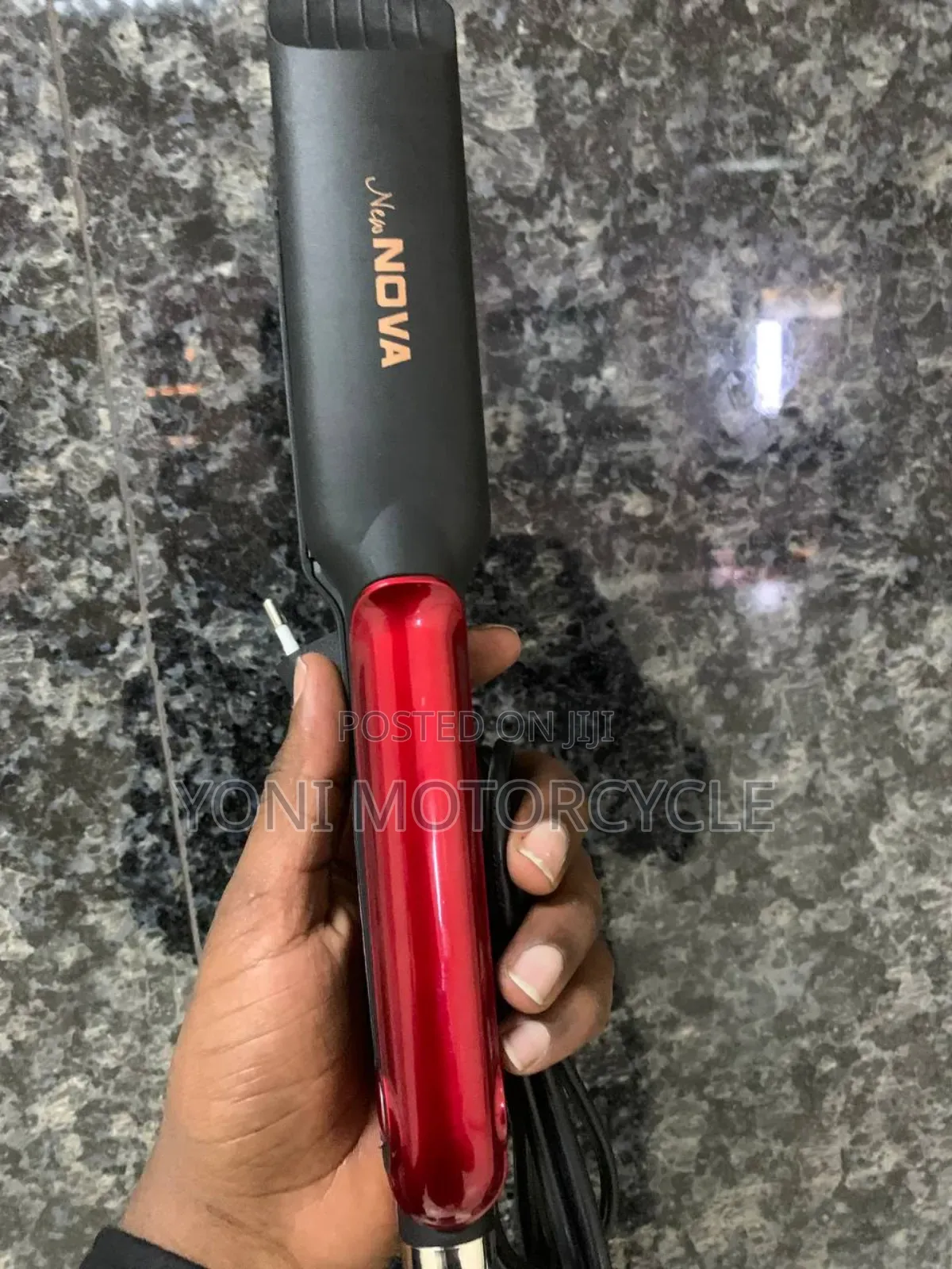 የተንጨባረረ፣ የተሻሸና የተዝረከረከ ፀጉር ተሰባብሮ ስለሚያ