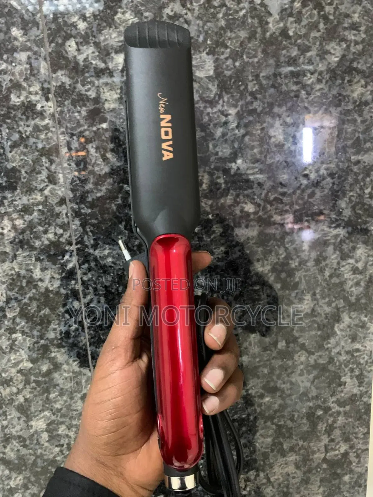 የተንጨባረረ፣ የተሻሸና የተዝረከረከ ፀጉር ተሰባብሮ ስለሚያ