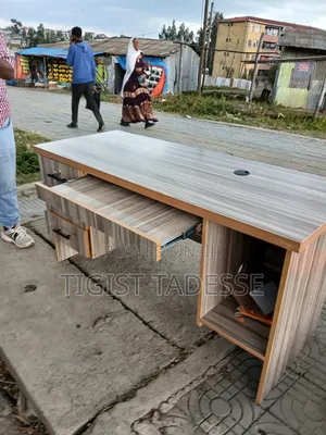 የቢሮ ጠረጴዛ 150cm