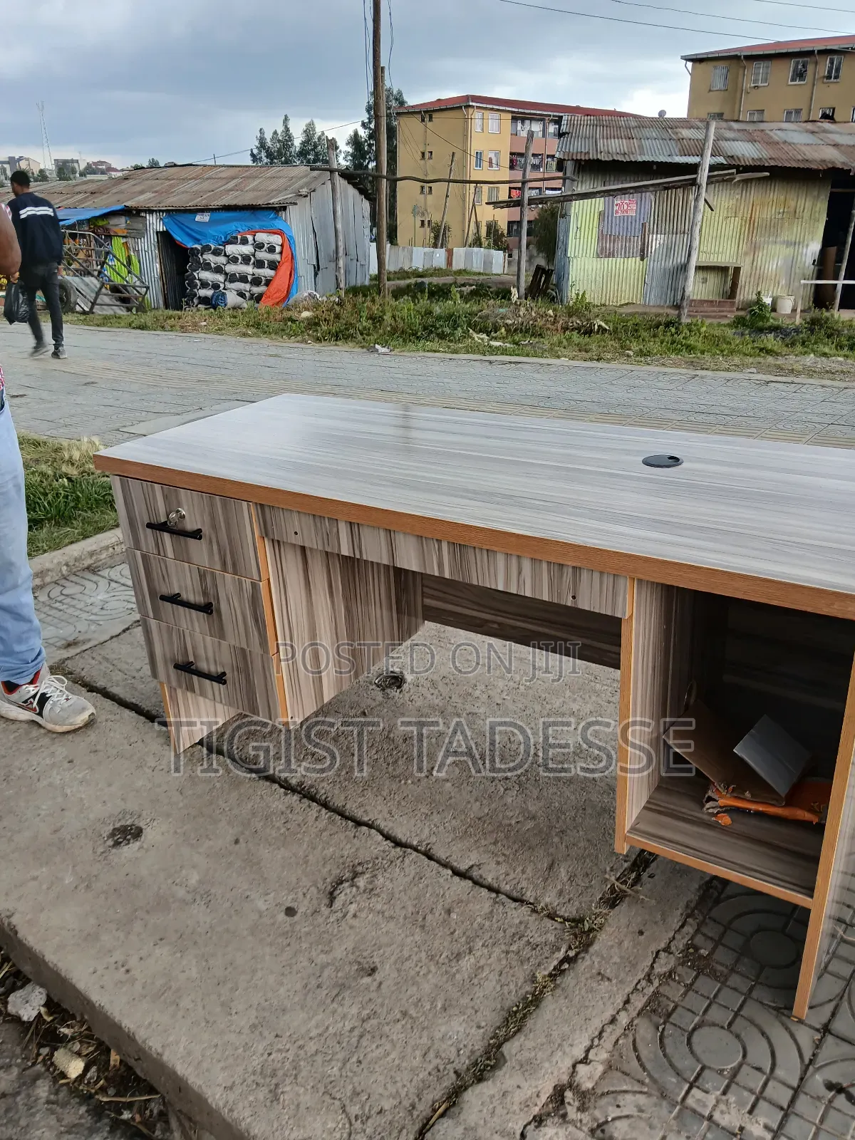 የቢሮ ጠረጴዛ 150cm