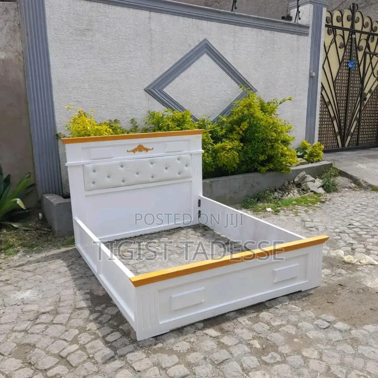 Bed 150cm ከ አንድ ኮመዲኖ ጋር