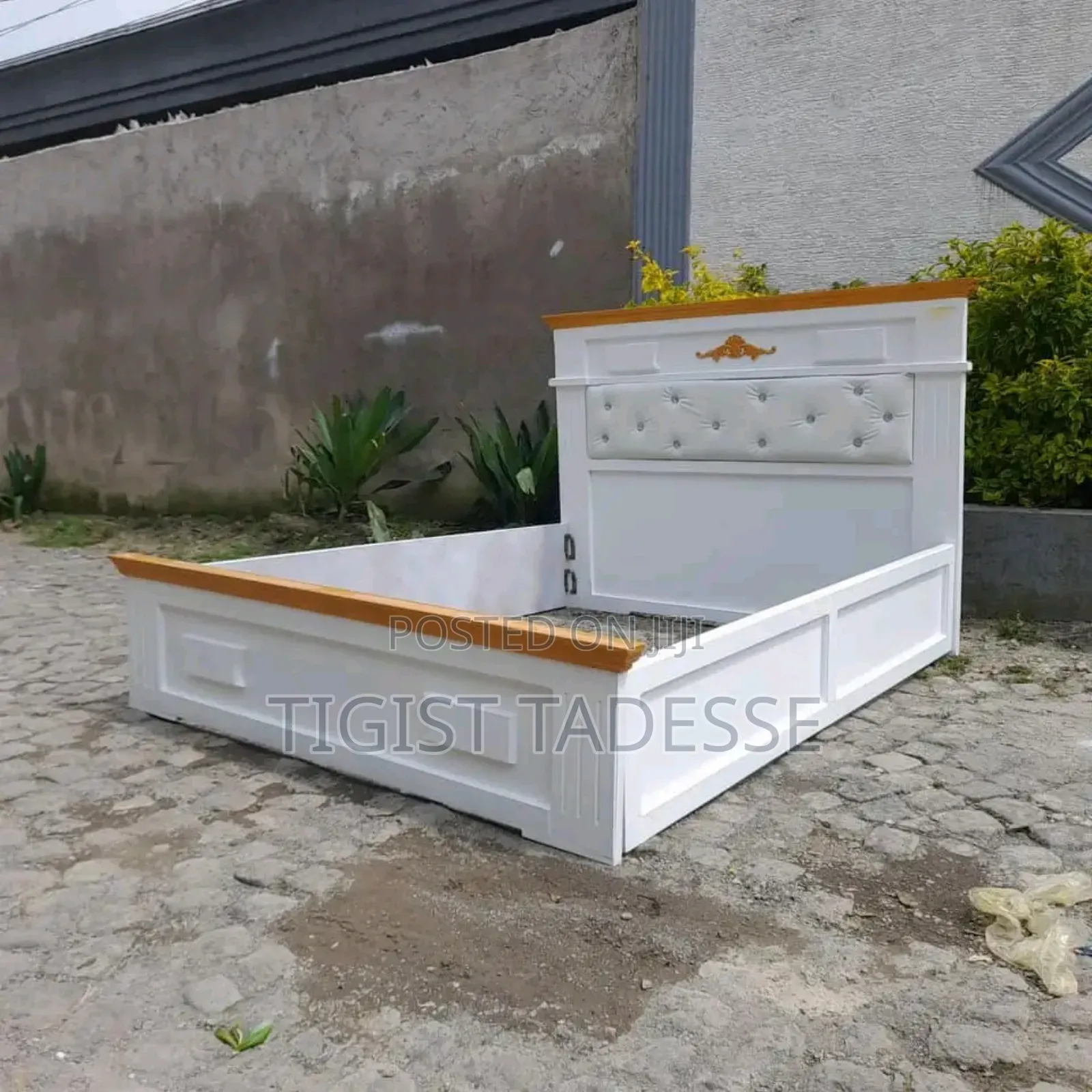 Bed 150cm ከ አንድ ኮመዲኖ ጋር