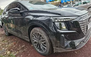 Photo - Audi Q5 2023 Black