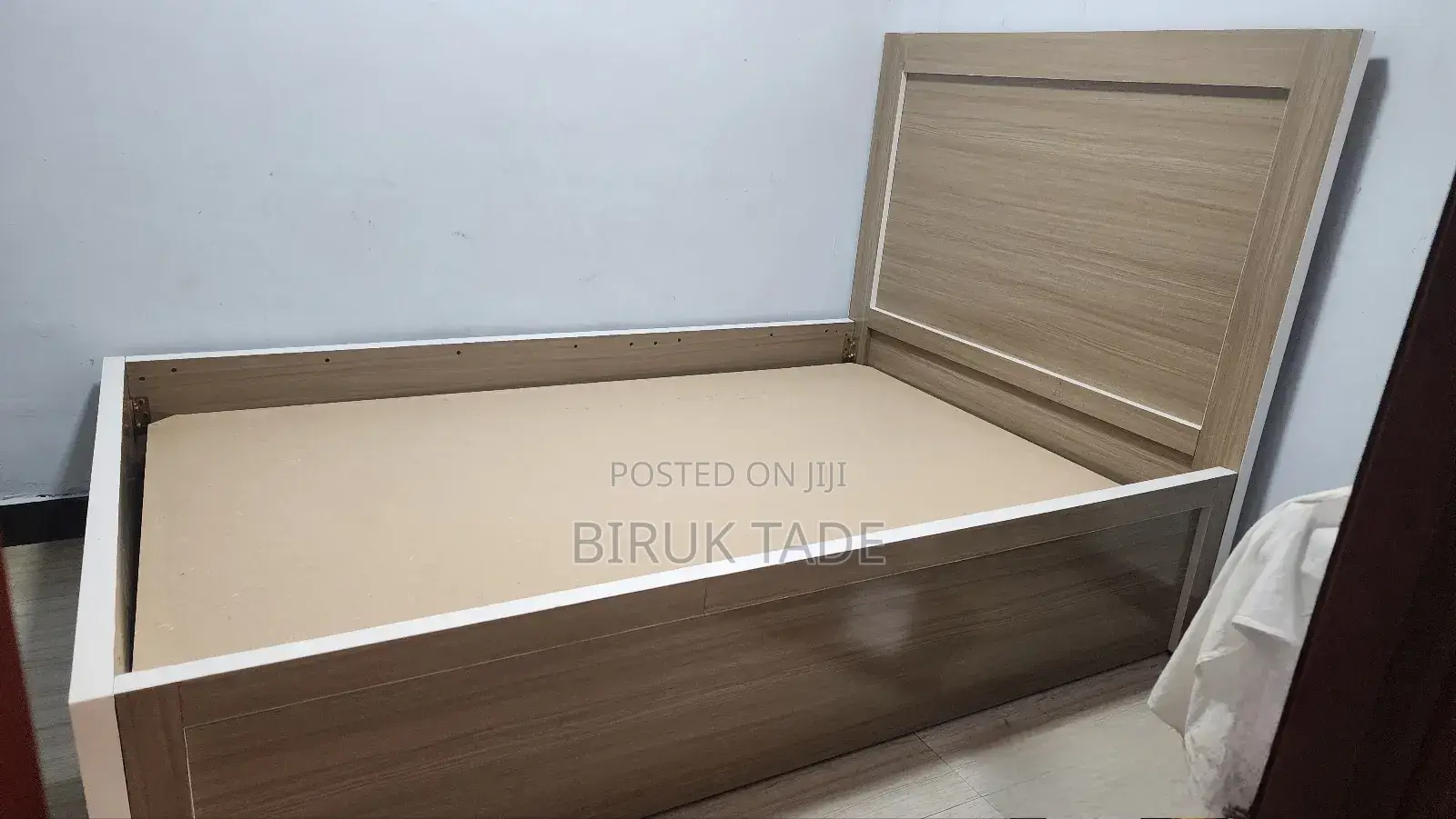 120 Size Bed Laminated MDF With One Comedino