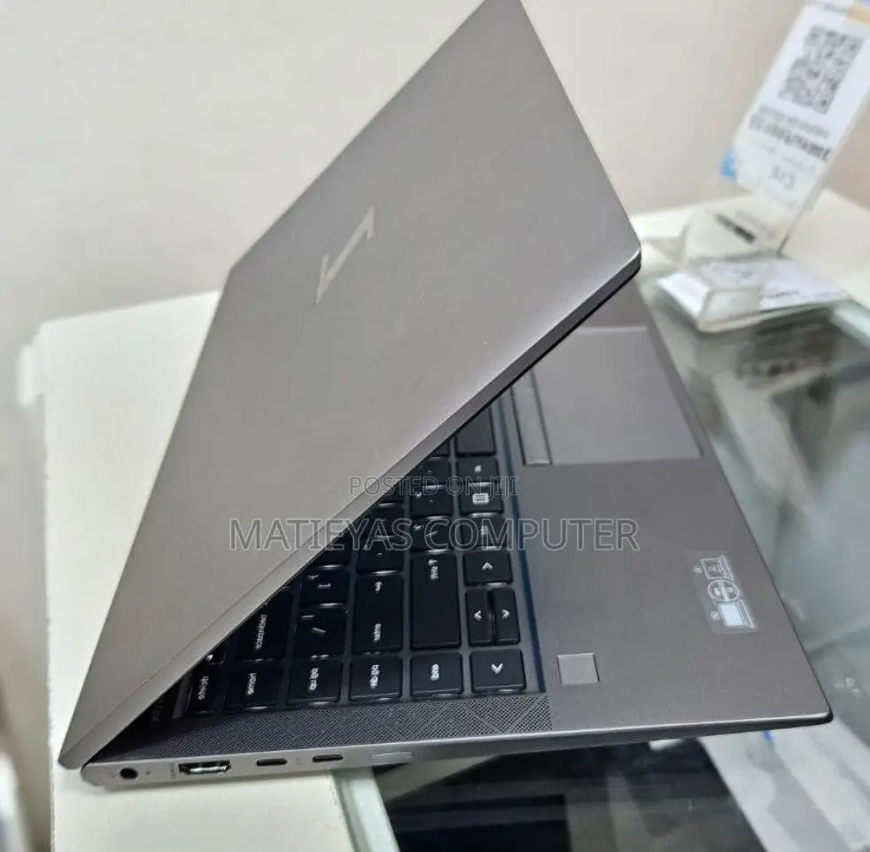 New Laptop HP ZBook Firefly G8 16GB Intel Core I7 SSD 512GB