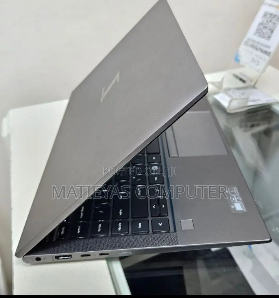 New Laptop HP ZBook Firefly G8 16GB Intel Core I7 SSD 512GB