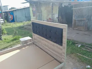 Photo - አልጋ 150 ሳሜ ከ አንድ ኮመዲኖ ጋር ከውበት በላይ ጥንካሬው ይደውሉ ይዘዙ