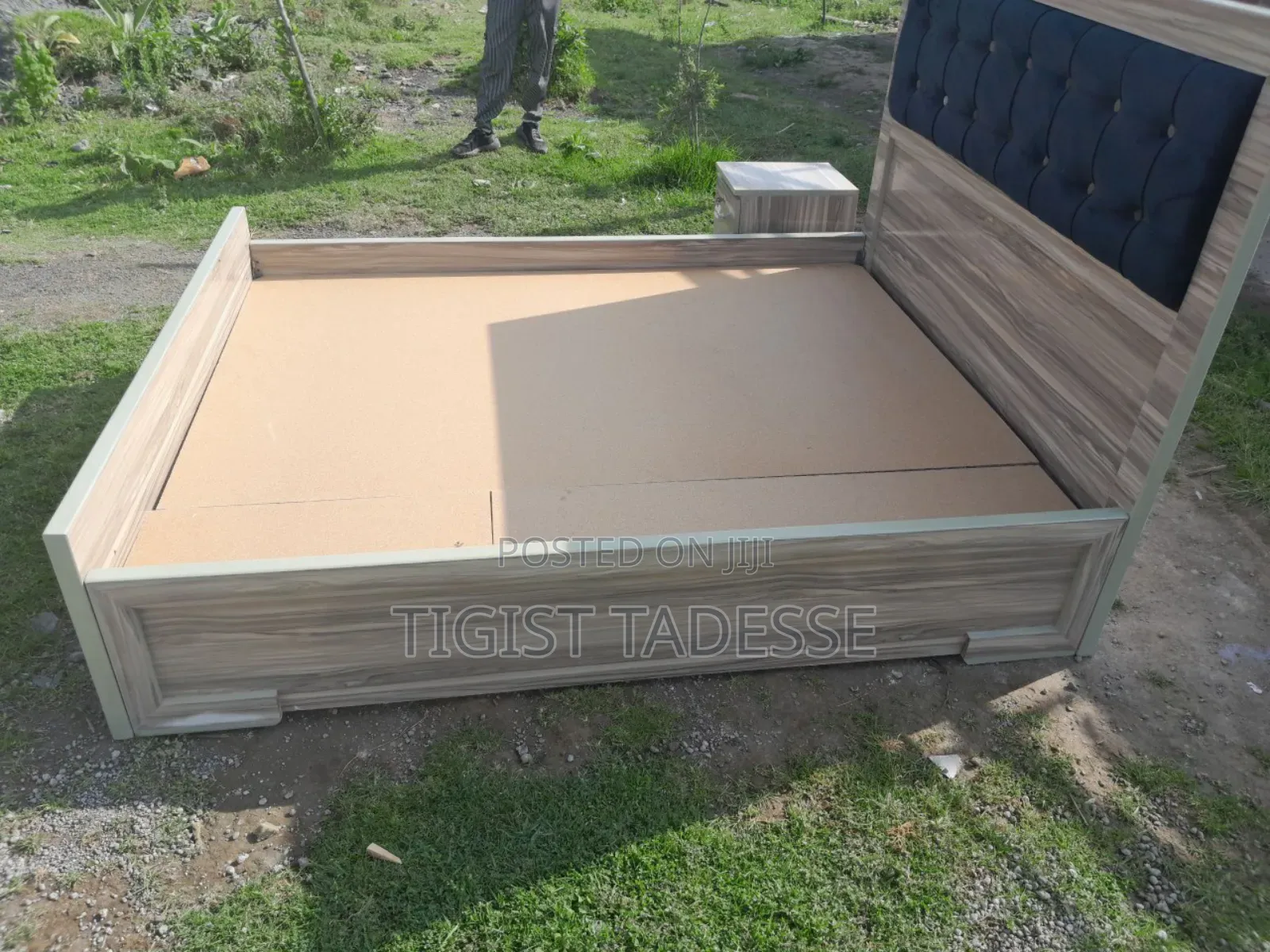 አልጋ 150 ሳሜ ከ አንድ ኮመዲኖ ጋር ከውበት በላይ ጥንካሬው ይደውሉ ይዘዙ