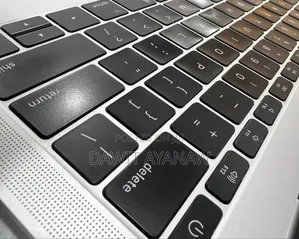 New Laptop Apple MacBook Pro 2017 8GB Intel Core I5 SSD 256GB