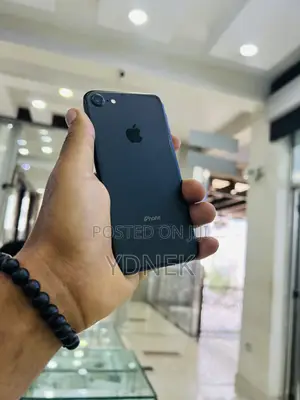 Photo - Apple iPhone 7 128 GB Black