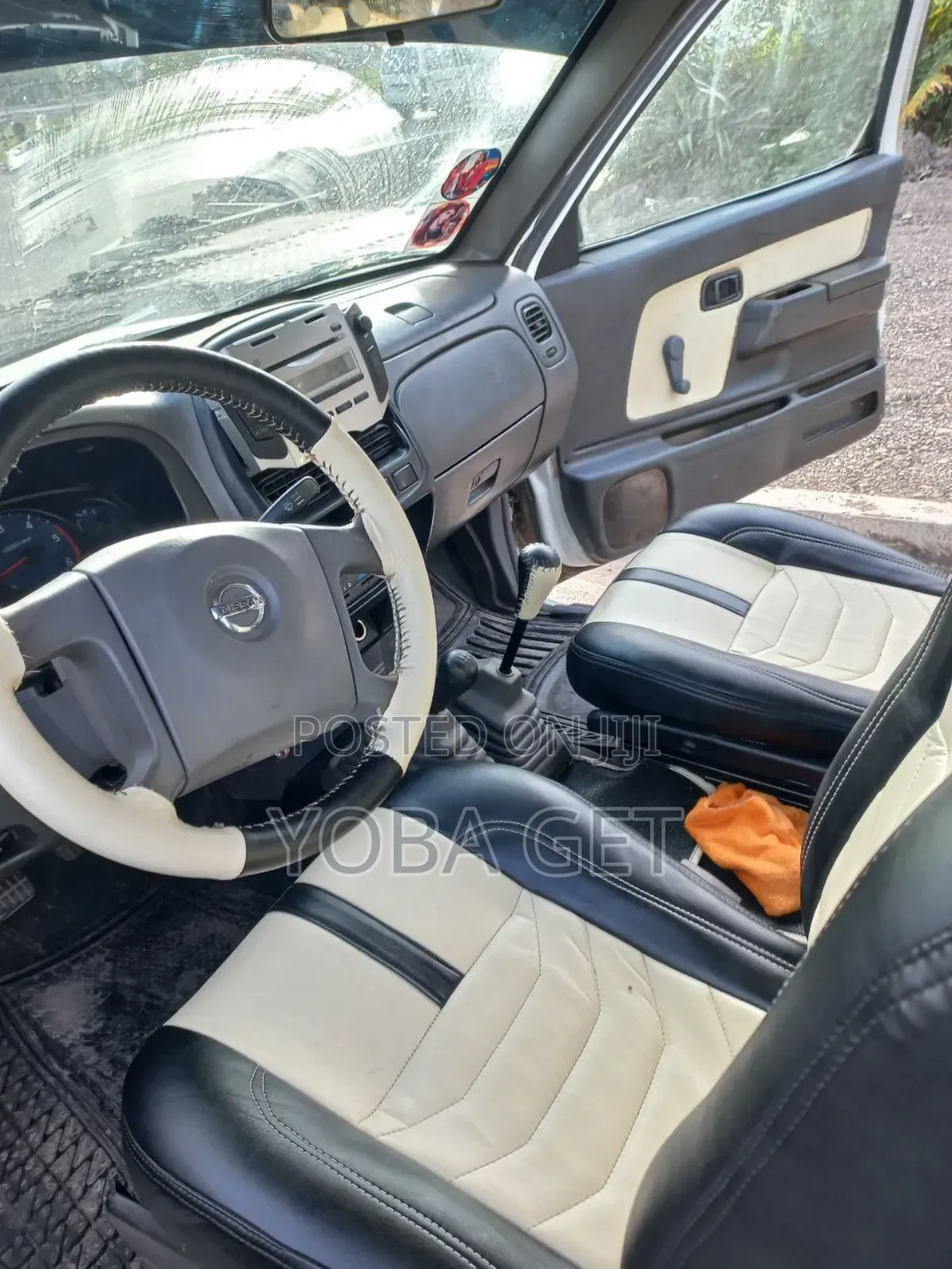 Nissan NP300 2400i Hi-Rider Double Cab 2010 White