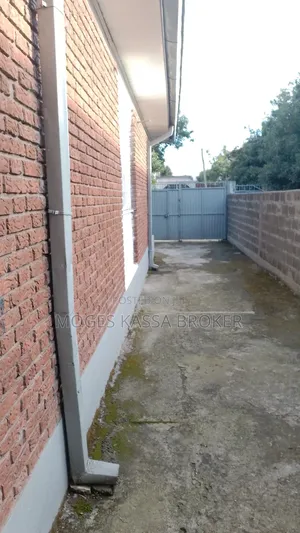 Furnished 4bdrm Villa in አያት የሚሸጥ 300 ካሬ ነባር, Yeka for sale