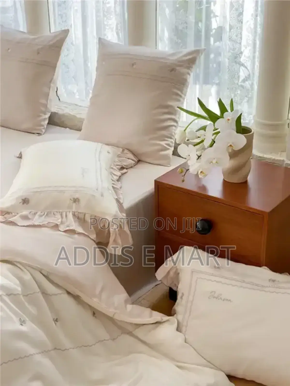 Seven (7) PCS Comforter Set በጣም ውበት ያለው እና ደስ የሚል ሙቀት የሚፈጥር