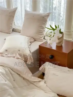 Seven (7) PCS Comforter Set በጣም ውበት ያለው እና ደስ የሚል ሙቀት የሚፈጥር