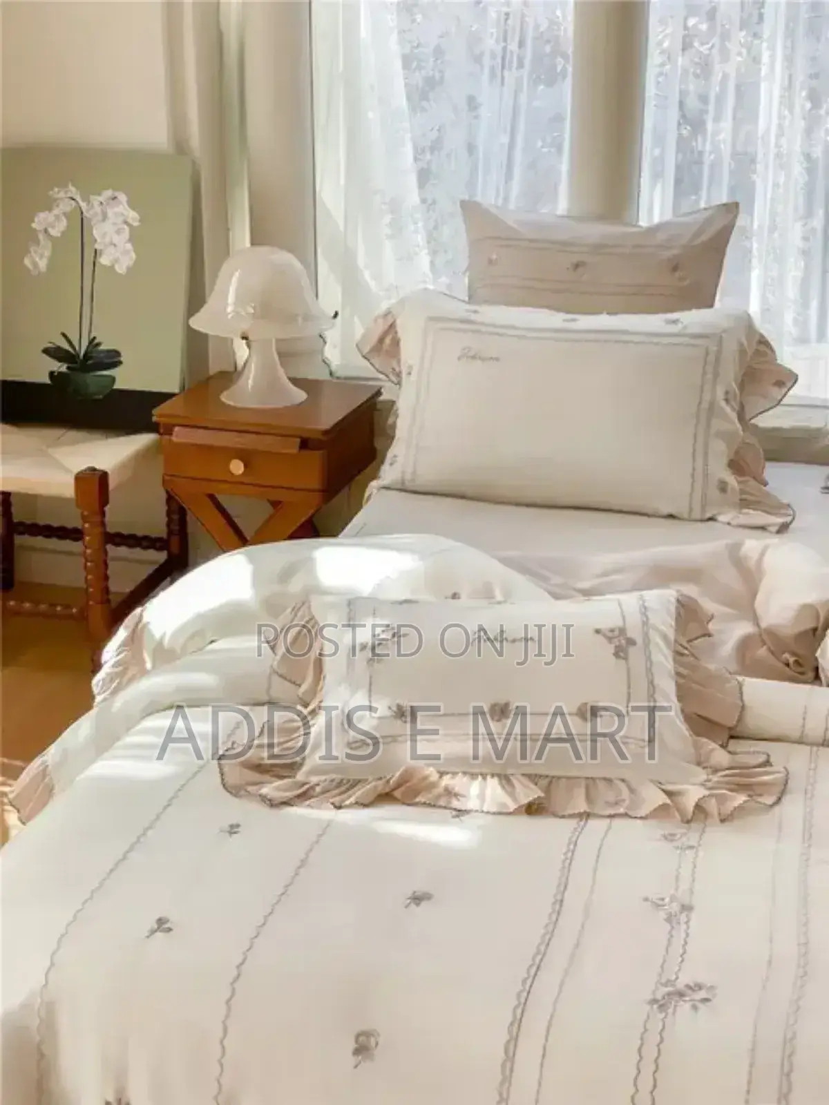 Seven (7) PCS Comforter Set በጣም ውበት ያለው እና ደስ የሚል ሙቀት የሚፈጥር