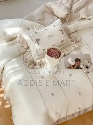 Seven (7) PCS Comforter Set በጣም ውበት ያለው እና ደስ የሚል ሙቀት የሚፈጥር