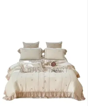 Seven (7) PCS Comforter Set በጣም ውበት ያለው እና ደስ የሚል ሙቀት የሚፈጥር