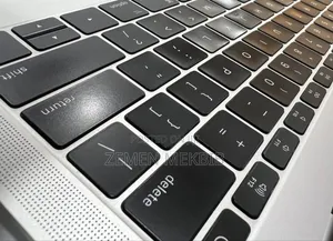 New Laptop Apple MacBook Pro 2017 8GB Intel Core I5 SSD 256GB