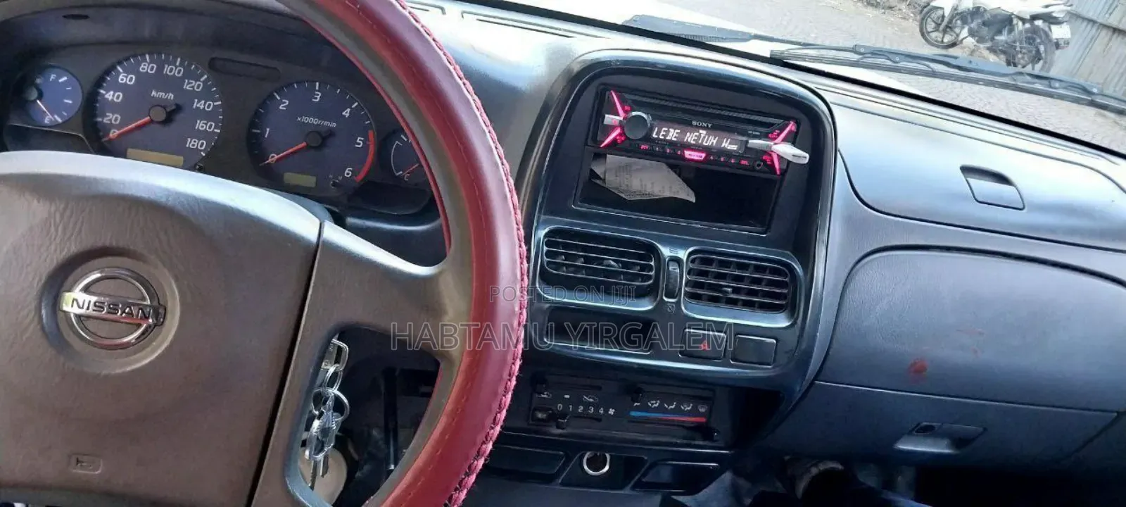 Nissan NP300 2010 Ivory