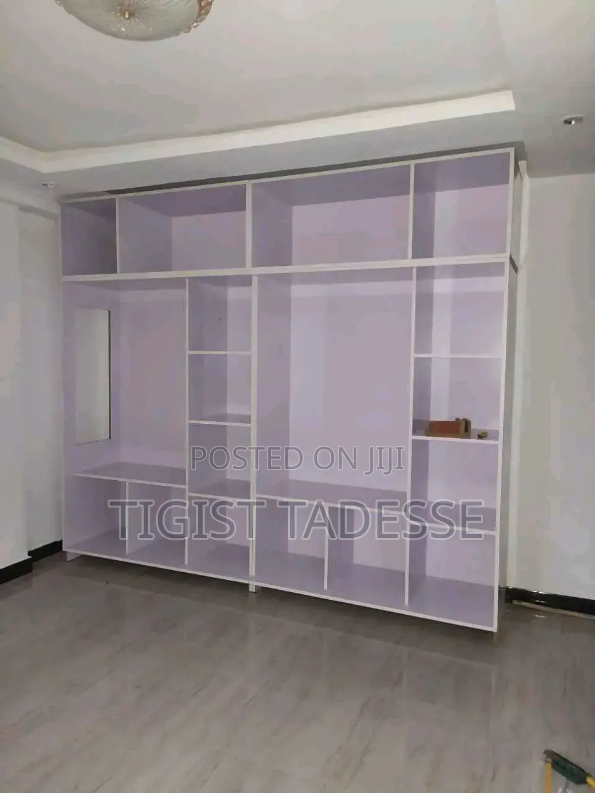 የግድግዳ ቁም ሳጥን ዋጋ በካሬ በዩቪ ወይም በላምኔት እንደ ኪስዎ