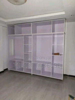 የግድግዳ ቁም ሳጥን ዋጋ በካሬ በዩቪ ወይም በላምኔት እንደ ኪስዎ