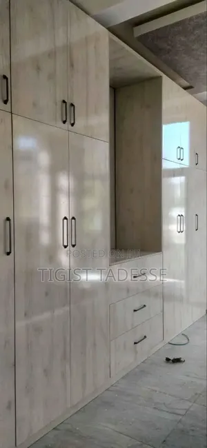 የግድግዳ ቁም ሳጥን ዋጋ በካሬ በዩቪ ወይም በላምኔት እንደ ኪስዎ