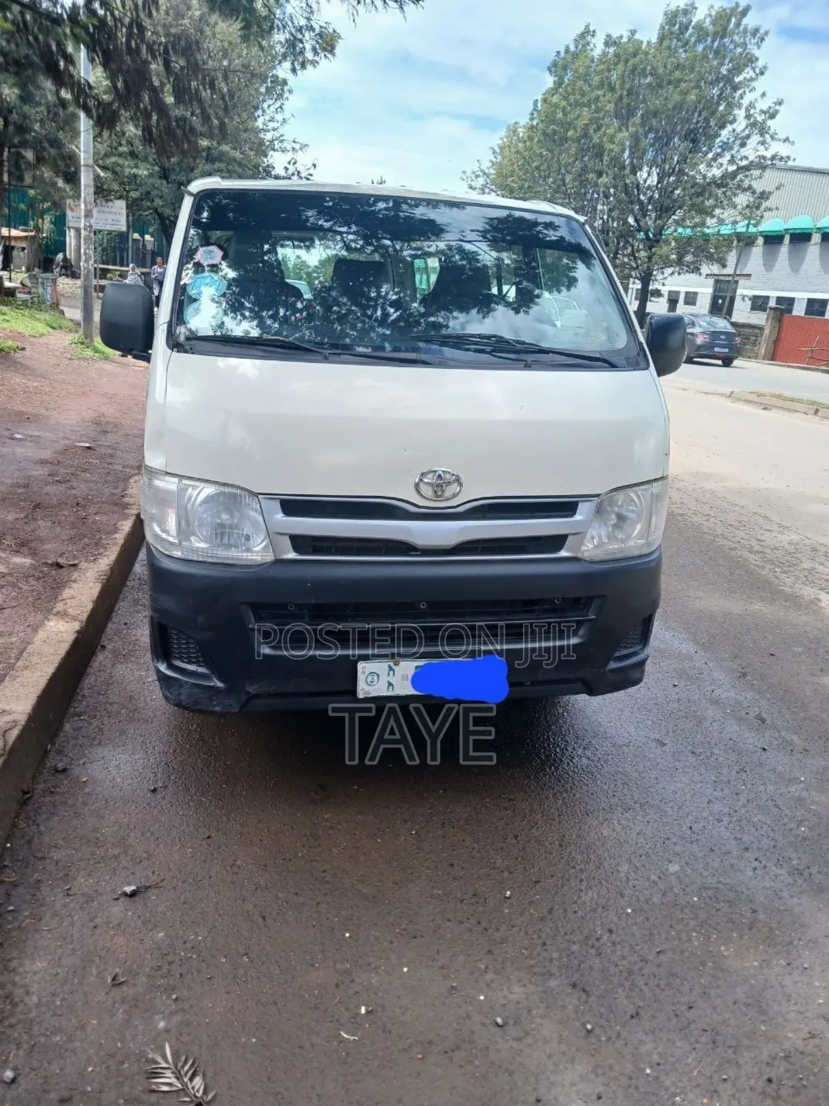 Toyota HiAce 2011 White
